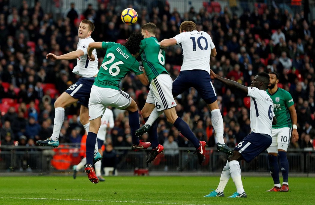 Jeden z četných soubojů ve vápně, na který se snaží dosáhnout Harry Kane