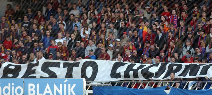 Sparta - Ostrava (květen 2005). Před Davidem Limberským byl terčem urážek na Letné někdejší obránce Baníku Pavel Besta.