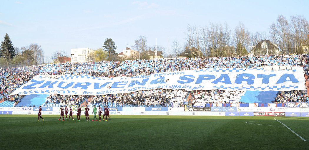 Ostrava - Sparta (březen 2014). Fanoušci Baníku poslali na Bazalech jasný vzkaz, co si myslí o svém soupeři.