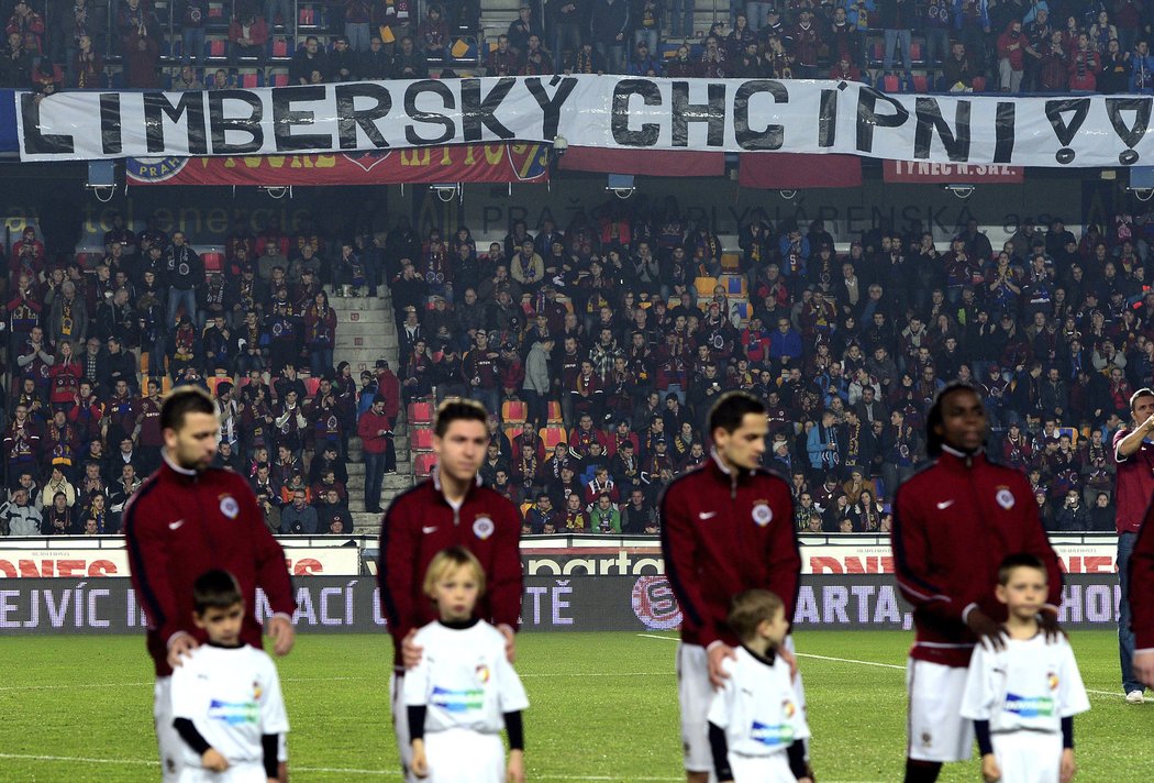 Sparta - Plzeň (březen 2014). Obránce Plzně David Limberský je na Letné momentálně asi nejnáviděnějším hráčem.