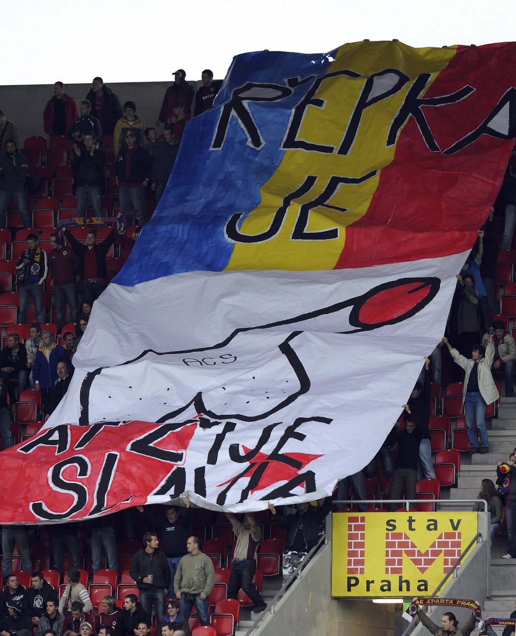 Slavia - Sparta (říjen 2009). Když ještě hrál Tomáš Řepka za Spartu, ukázali mu fanoušci Slavie, že jim vůbec není sympatický.