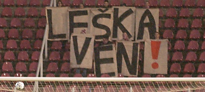 2001. Slavia - Opava. Tehdejší šéf Slavie nebyl mezi fanoušky příliš oblíbený.