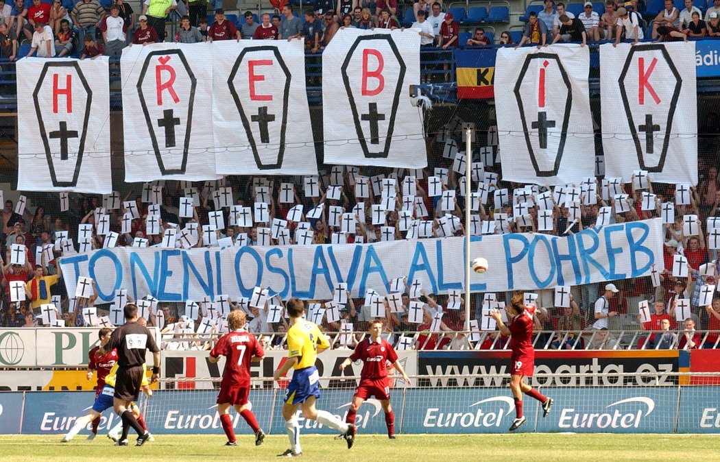 2005. Sparta - Teplice. Protesty proti tehdejšímu kouči Sparty Jaroslavu Hřebíkovi byly na letenských tribunách pořádně ostré.