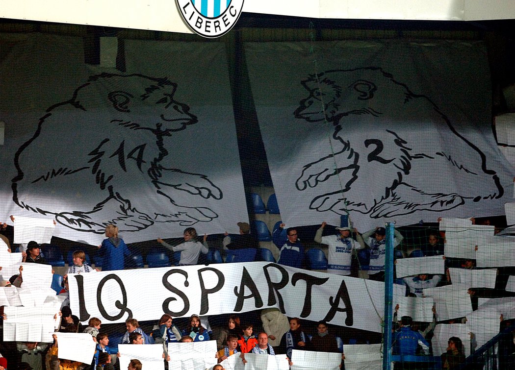 2006. Liberec - Sparta. Kotel Liberce ukázal, co si myslí o inteligenci sparťanů.