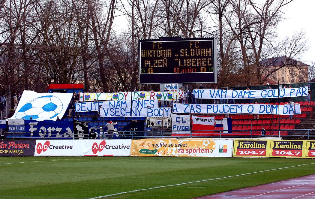 2006. Plzeň - Liberec. Velikonoční transparent v libereckém sektoru při utkání v Plzni.