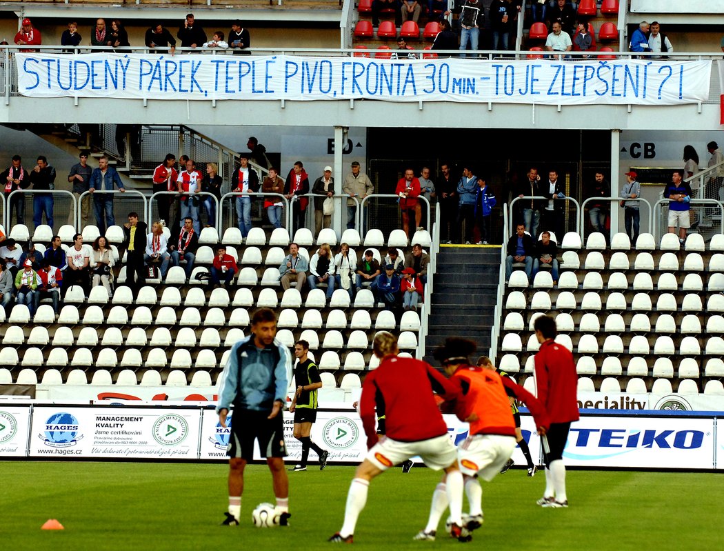 2006. Slavia - Liberec. Komfort pro diváky na Strahově nebyl některým fanouškům Slavie po chuti...