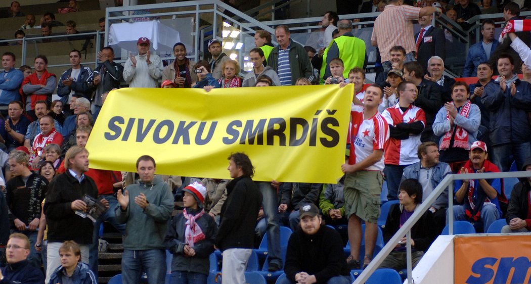 2006. Slavia - Sparta. Fotografií, v níž držel Tomáš Sivok slávistickou vlaječku v gumových rukavicích, získal mezi fanoušky rivala Sparty hodně &#34;příznivců&#34;.