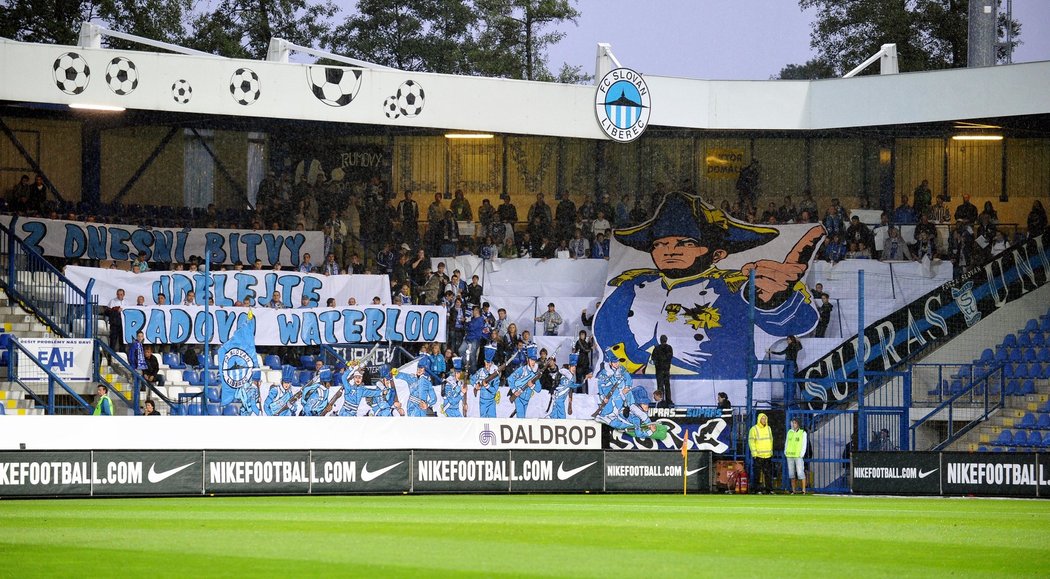 2011. Liberec - Teplice. Petr Rada přijel do Liberce, kde předtím trénoval, s Teplicemi. Jasný námět na transparent pro domácí.