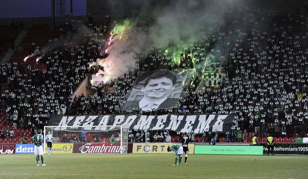 2012. Bohemians - Jablonec. Bývalý šéf klubu a jeho oddaný fanoušek Lukáš Přibyl nečekaně zemřel, kotel Bohemians ho uctil smutečním choreem.