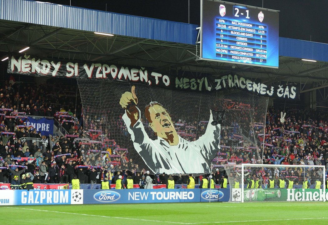 2012. Plzeň - CSKA Moskva (Liga mistrů). Další óda na Pavla Vrbu v podání plzeňského kotle