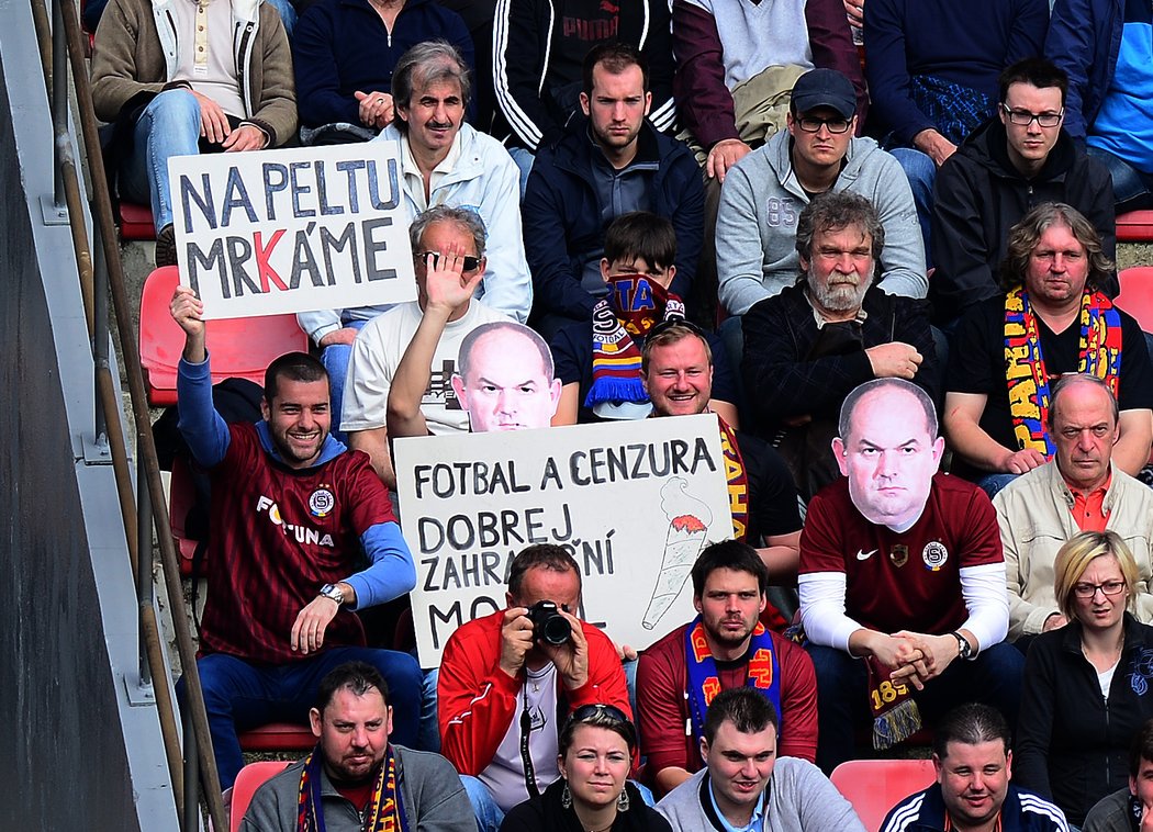 2014. Sparta - Slavia. Fanoušci se naučili obcházet vulgární vzkazy na adresu tehdejšího šéfa českého fotbalu.