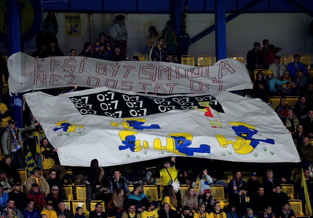 2014. Teplice - Slavia. Tepličtí fanoušci připomněli Slavii historický debakl 0:7 z předchozího vzájemného zápasu.