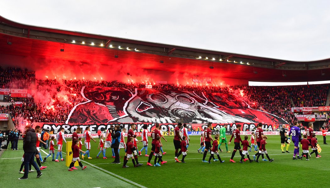 2020. Slavia - Sparta. Pyrotechnický doprovod nástupu týmů při zatím posledním derby Slavie se Spartou.