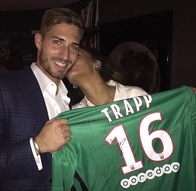 Brankář PSG Kevin Trapp věnoval Rihanně svůj dres