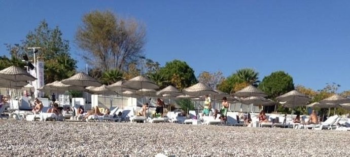 Turecko je ráj. Baroš se svými dětmi na pláži.