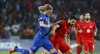 Turecko slaví, zdolalo Island a je na EURO. Postupuje i Chorvatsko
