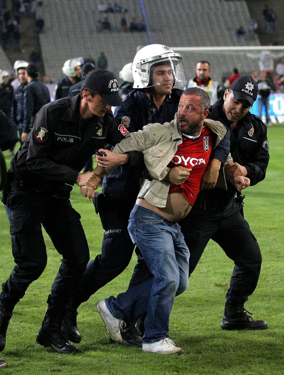 Takhle řádili fanoušci při derby v Istanbulu.