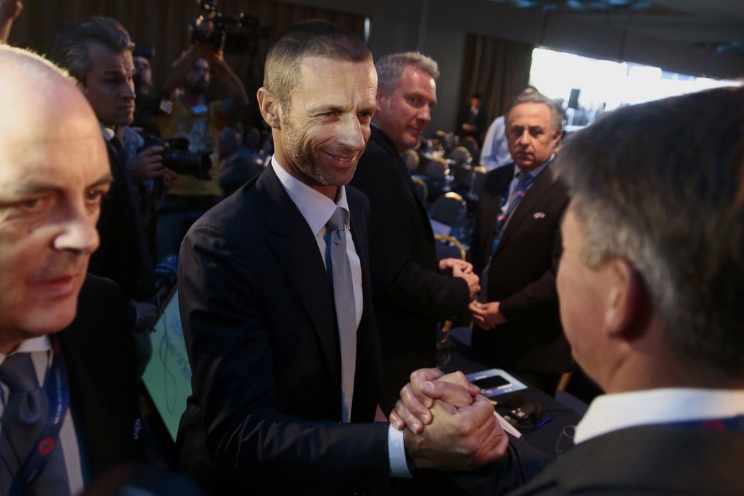 Slovinec Aleksander Čeferin přijímá gratulace ke zvolení novým šéfem UEFA