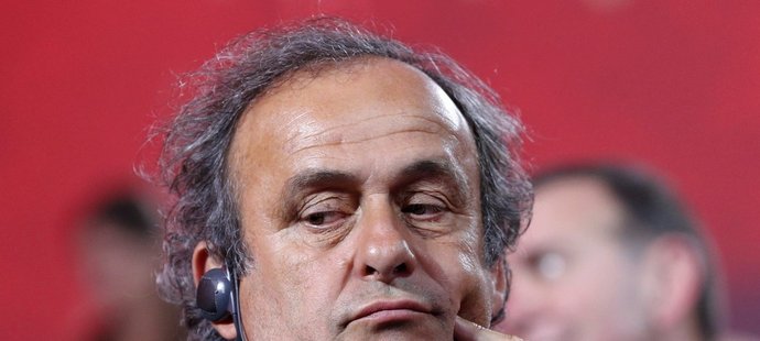 Šéf evropského fotbalu Michel Platini stále hlouběji zapadá do problémů, kvůli kterým mu byl na 90 dní pozastaven výkon funkce