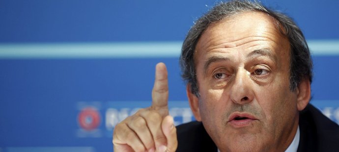 Šéf UEFA Michel Platini má pozastavený výkon všech funkcí