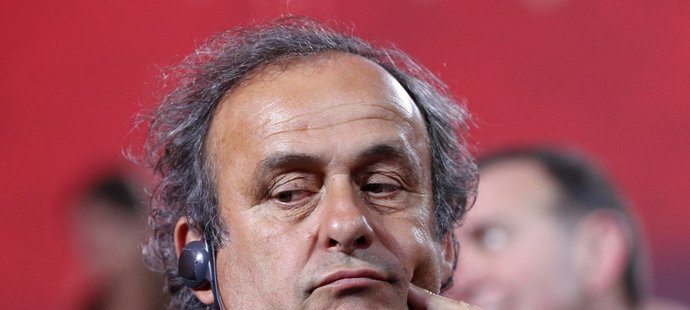 Šéf evropského fotbalu Michel Platini stále hlouběji zapadá do problémů, kvůli kterým mu byl na 90 dní pozastaven výkon funkce