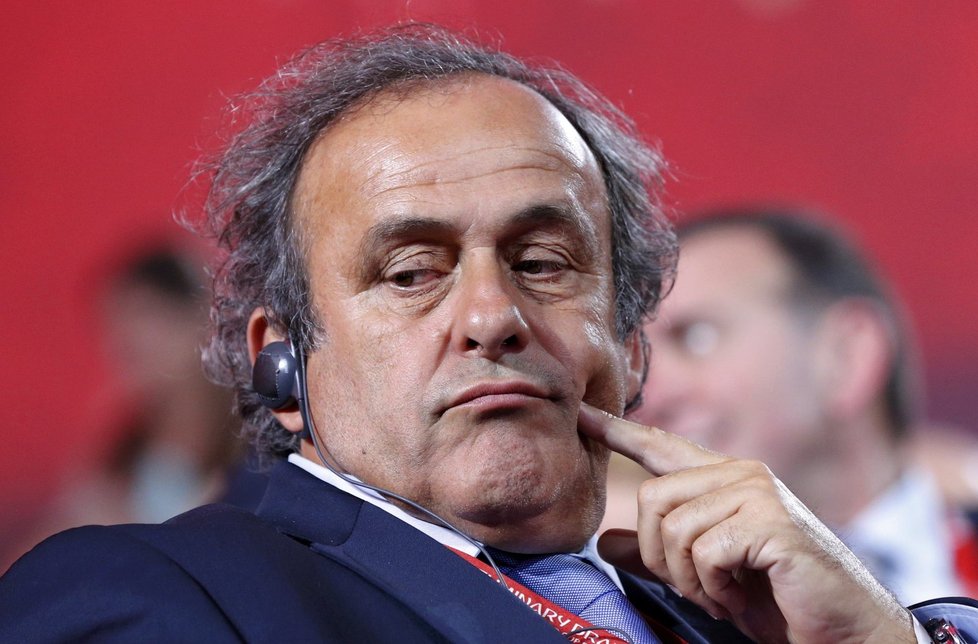 Šéf evropského fotbalu Michel Platini stále hlouběji zapadá do problémů, kvůli kterým mu byl na 90 dní pozastaven výkon funkce