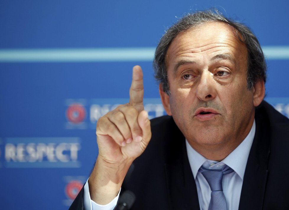 Šéf UEFA Michel Platini má pozastavený výkon všech funkcí