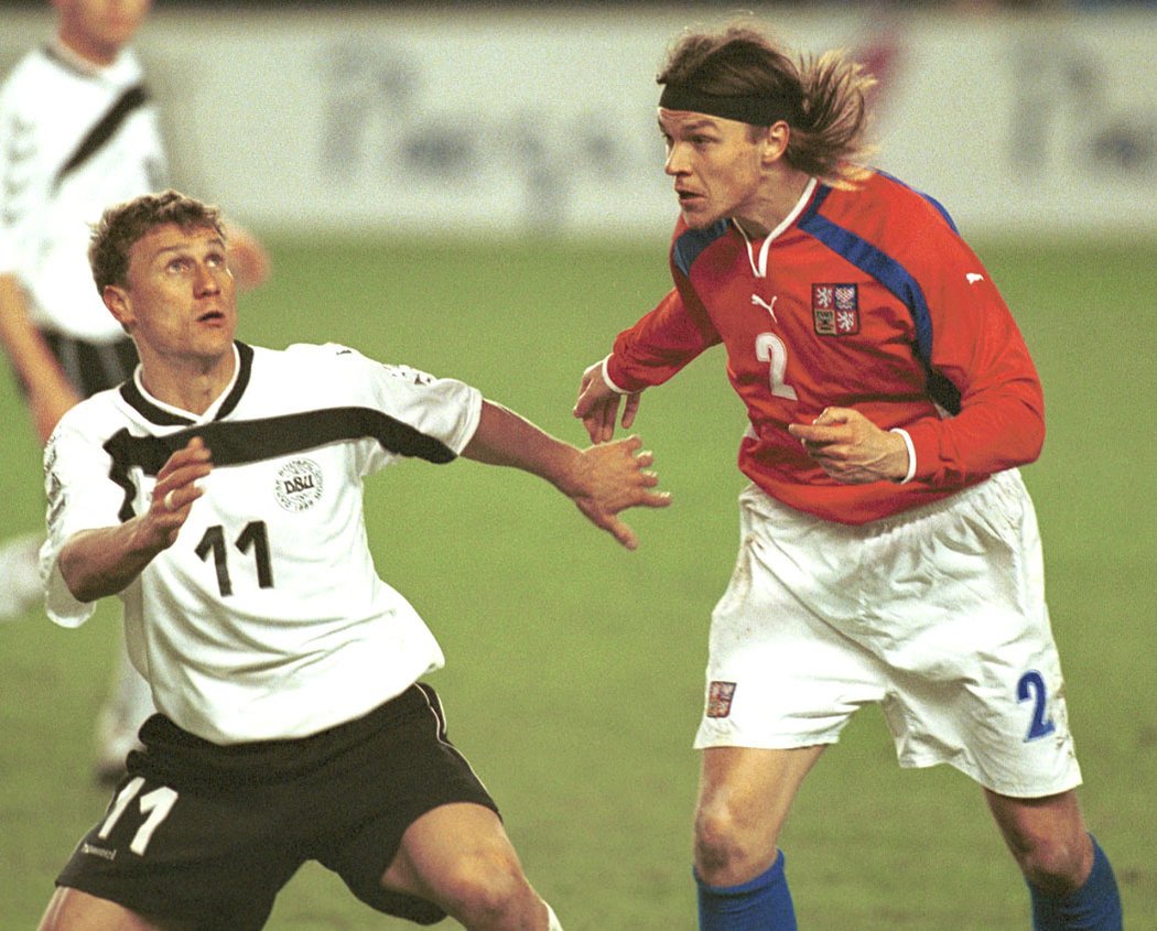 2001. Tomáš Ujfaluši už v dresu reprezentačního áčka při kvalifikačním utkání proti Dánsku.