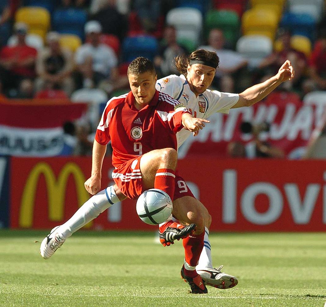 2004. Tomáš Ujfaluši při úvodním utkání na EURO v Portugalsku, proti Lotyšsku musel český tým otáčet nepříznivé skóre.