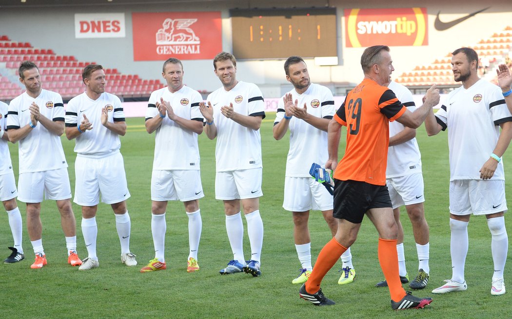 2015. Tomáš Ujfaluši (vpravo) při rozlučkovém zápase brankáře Jaromíra Blažka.