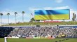 Ukrajinská vlajka na stadionu LA Galaxy před utkáním s fotbalisty New York City
