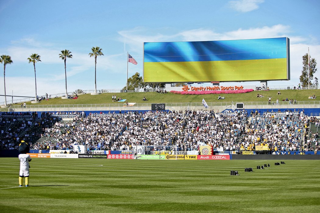 Ukrajinská vlajka na stadionu LA Galaxy před utkáním s fotbalisty New York City