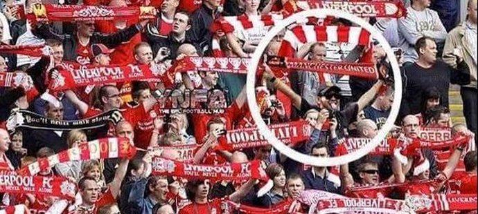 Na první pohled to vypadalo jako odvážný kousek, který ocenil i Wayne Rooney. Nakonec se ukázalo, že žádný fanoušek Manchesteru United v kotli Liverpoolu nebyl.