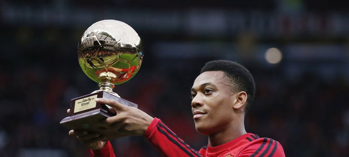 Útočník Manchesteru United Anthony Martial převzal cenu pro největší talent před začátkem utkání proti Norwichi