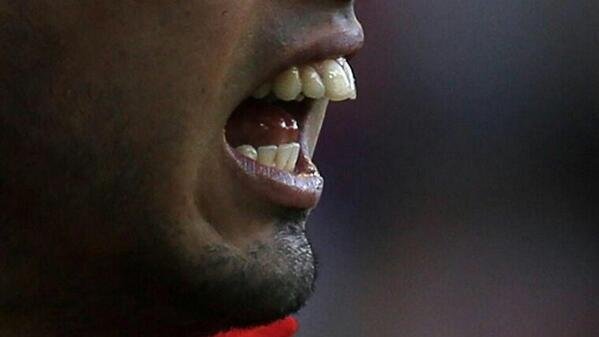 Suárezovy zuby znovu v akci. Uruguayský útočník předvedl další velký zkrat.
