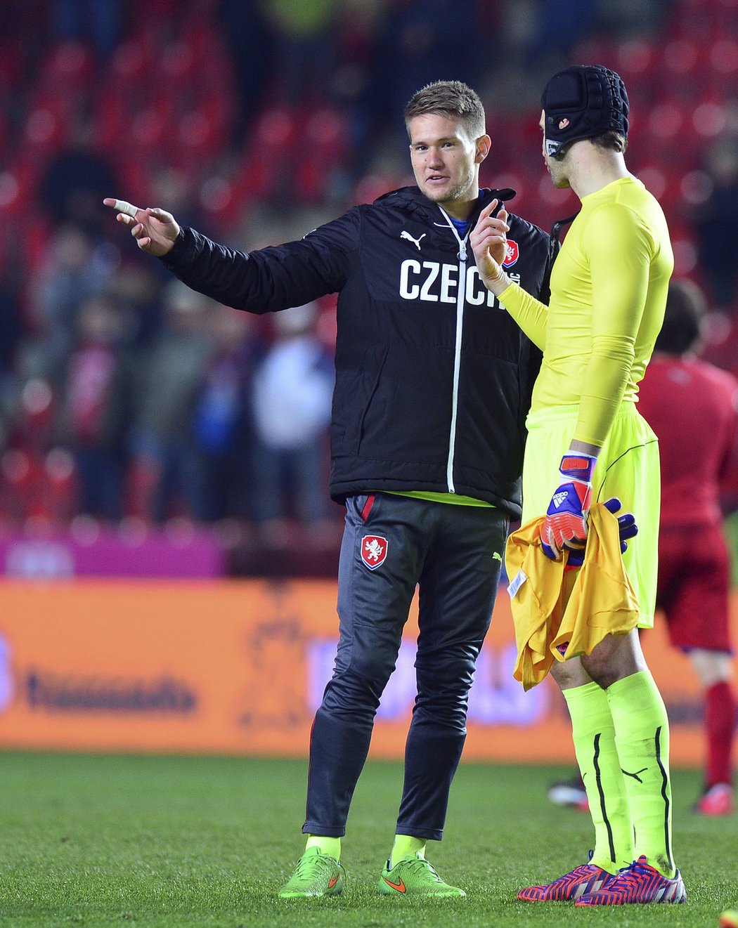 Brankářská dvojice z fotbalové reprezentace. Tomáš Vaclík se baví s Petrem Čechem