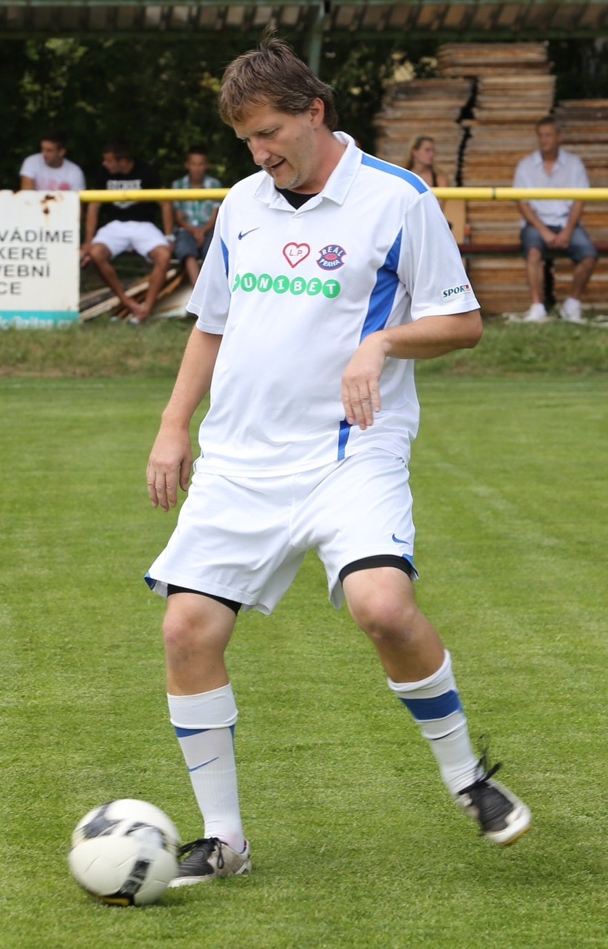 Jaromír Bosák obvykle fotbal spíše komentuje, teď si ho i zahrál.