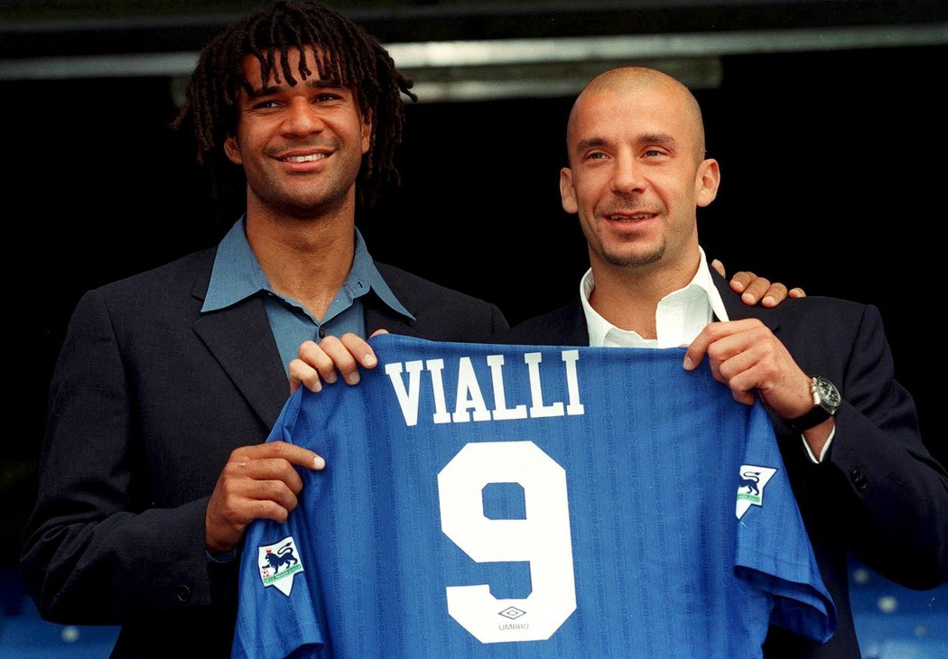 Gianluca Vialli po příchodu do Chelsea s tehdejším trenérem Ruudem Gullitem. Nedávno Vialli zemřel po boji s rakovinou