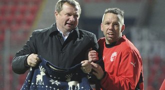 Čeští fotbalisté podpořili dražbu pro Čišovského. Vrba daroval svetr