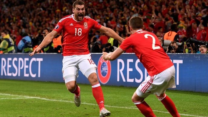 Fotbalisté z Walesu na Euru ostudu neudělali. Ale šampionát jim UEFA nesvěří.