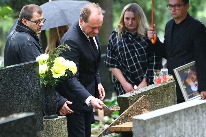 Sny Vladimír dodržel tradici. S tátou se naposledy rozloučil u hrobu.