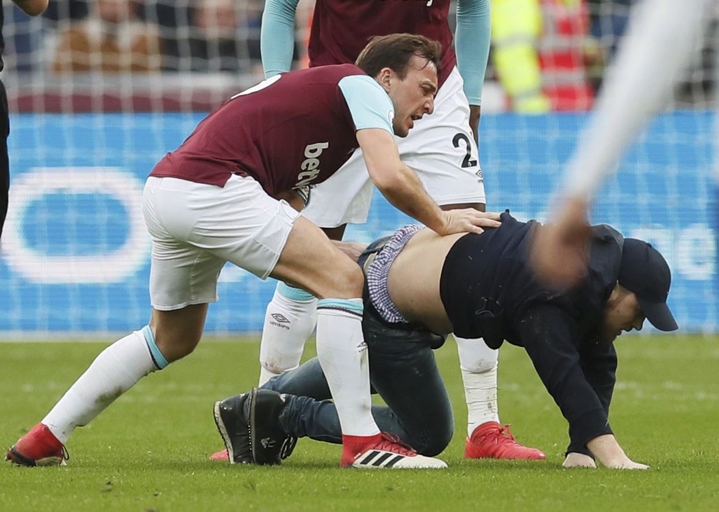 Do konfliktu s fanouškem na hřišti se dostal také kapitán West Hamu Mark Noble