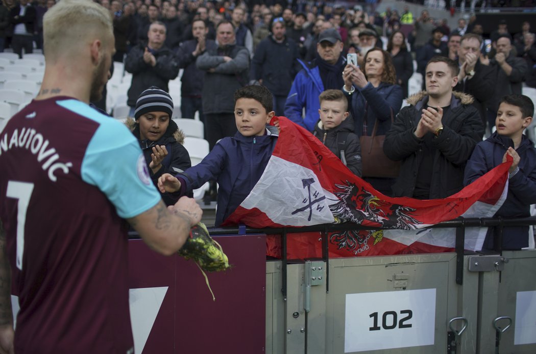 Marko Arnautovic věnoval jednomu z malých fanoušků West Hamu svojí kopačku