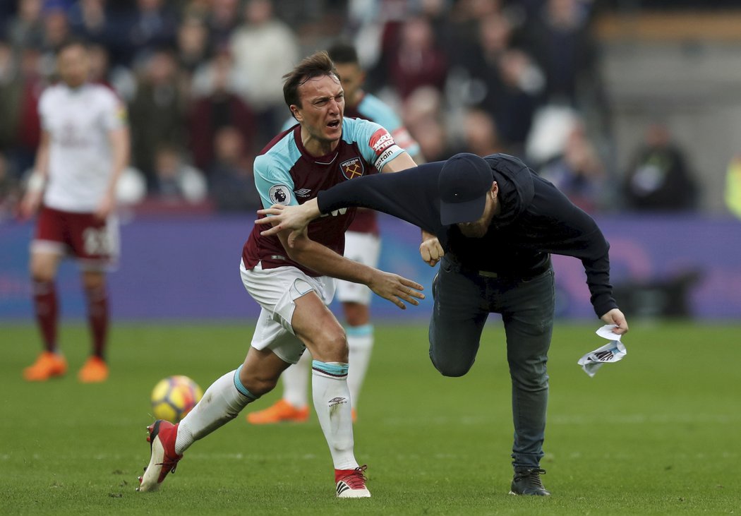 Kapitán West Hamu Mark Noble se s tím nemazal. Fanouška, který vběhnul na hřiště, šel umravnit vlastníma rukama.