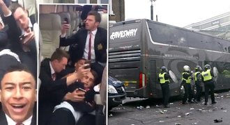 Drama v autobusu United! Fanoušci útočili, hráči padli do uličky a řvali