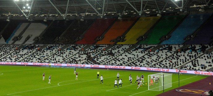 Dva tisíce diváků na zápase West Ham - Manchester United v Londýně