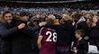 Tomáš Souček v objetí fanoušků West Hamu