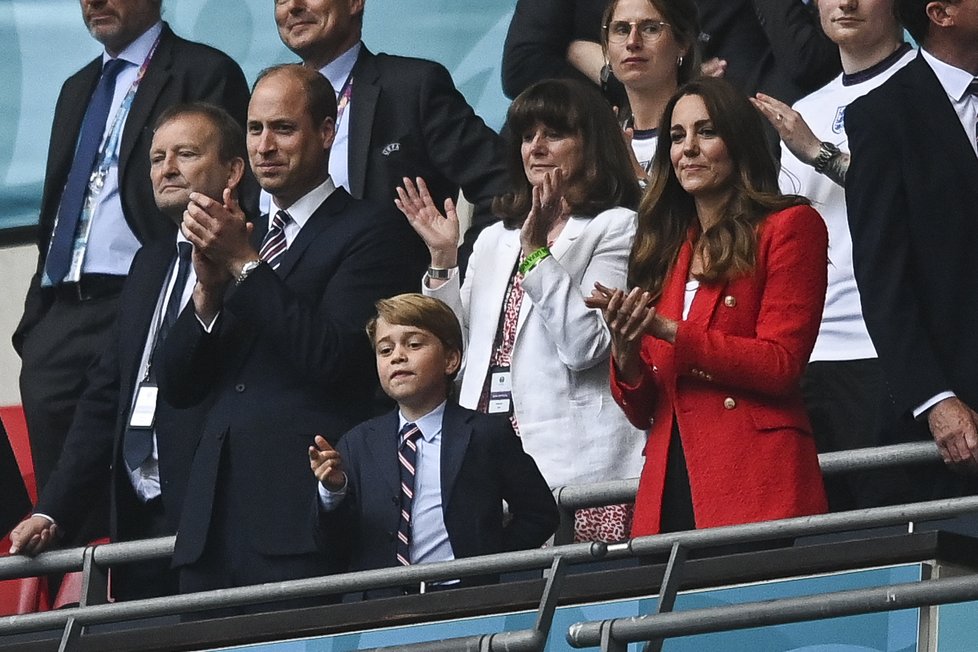Výrazy malého prince George na fotbale: Vystřelí někdo?