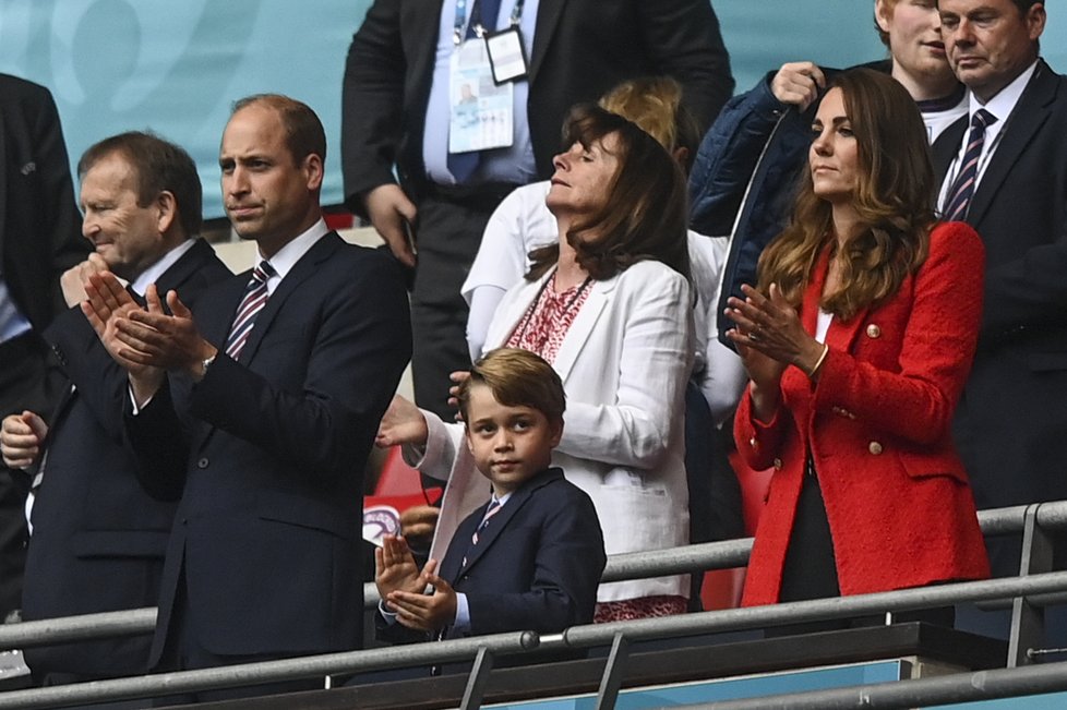 Výrazy malého prince George na fotbale: Kam mě to vzali?