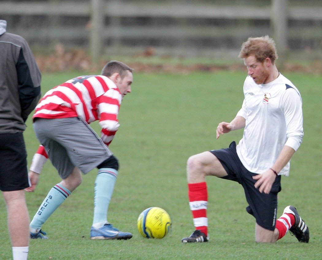 Princ Harry ukázal, že ve fotbale sází hlavně na důraz